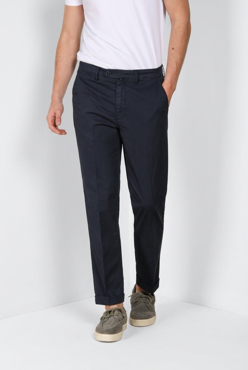 Dettaglio vita pantalone chino uomo Boston Mason's blu notte in twill SS26