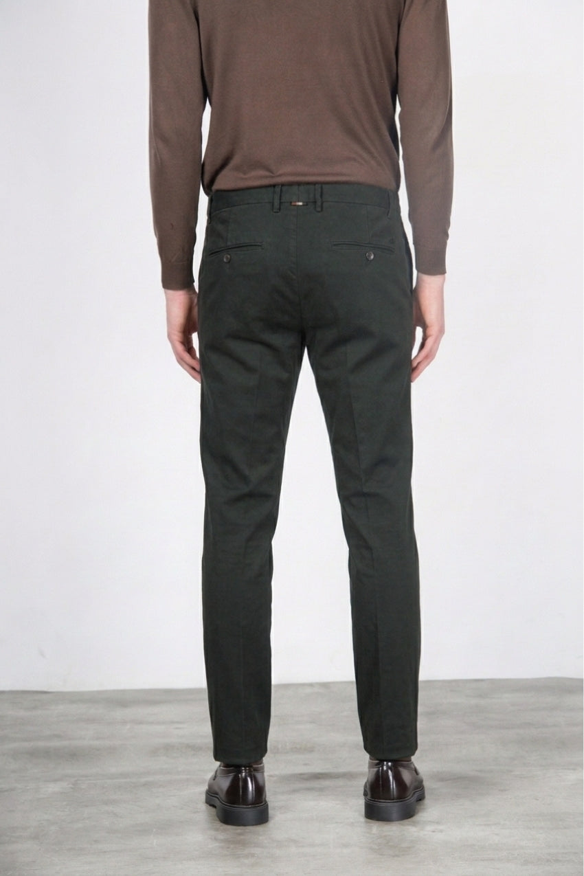 Paris men’s chino pants in stretch tricotine with carrot fit
