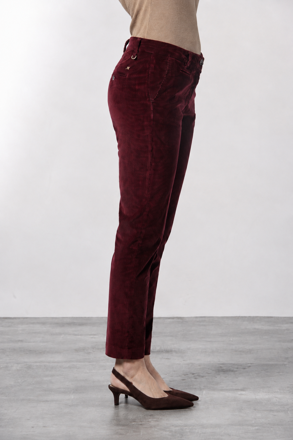 New York Slim pantalón chino de mujer en pana de canalé ancho slim fit ①