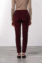 New York Slim pantalón chino de mujer en pana de canalé ancho slim fit ①