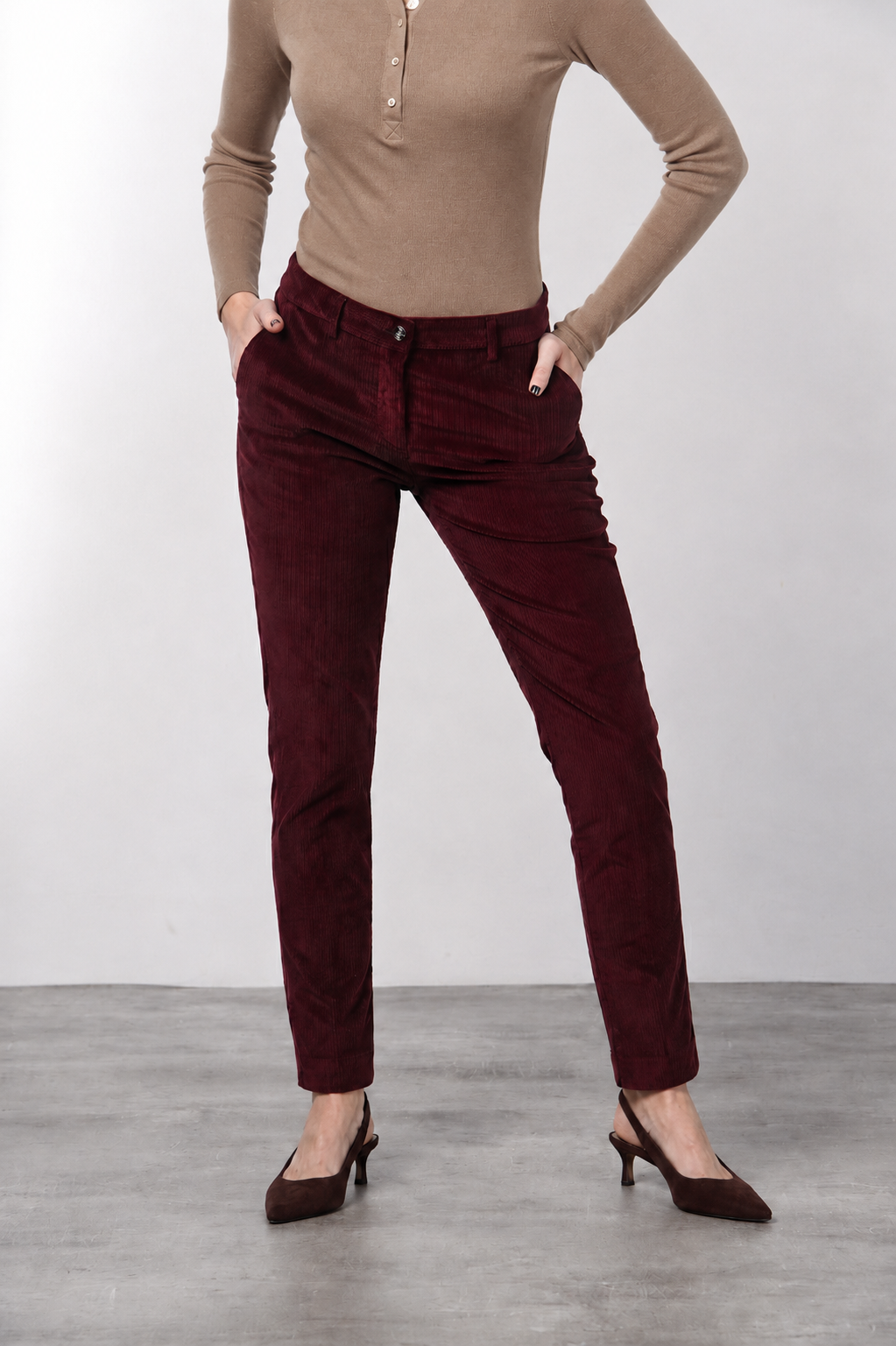 New York Slim pantalón chino de mujer en pana de canalé ancho slim fit ①
