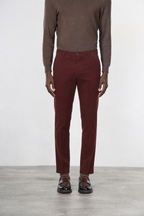 Milano pantalón chino hombre en gabardina stretch, corte extra slim ①