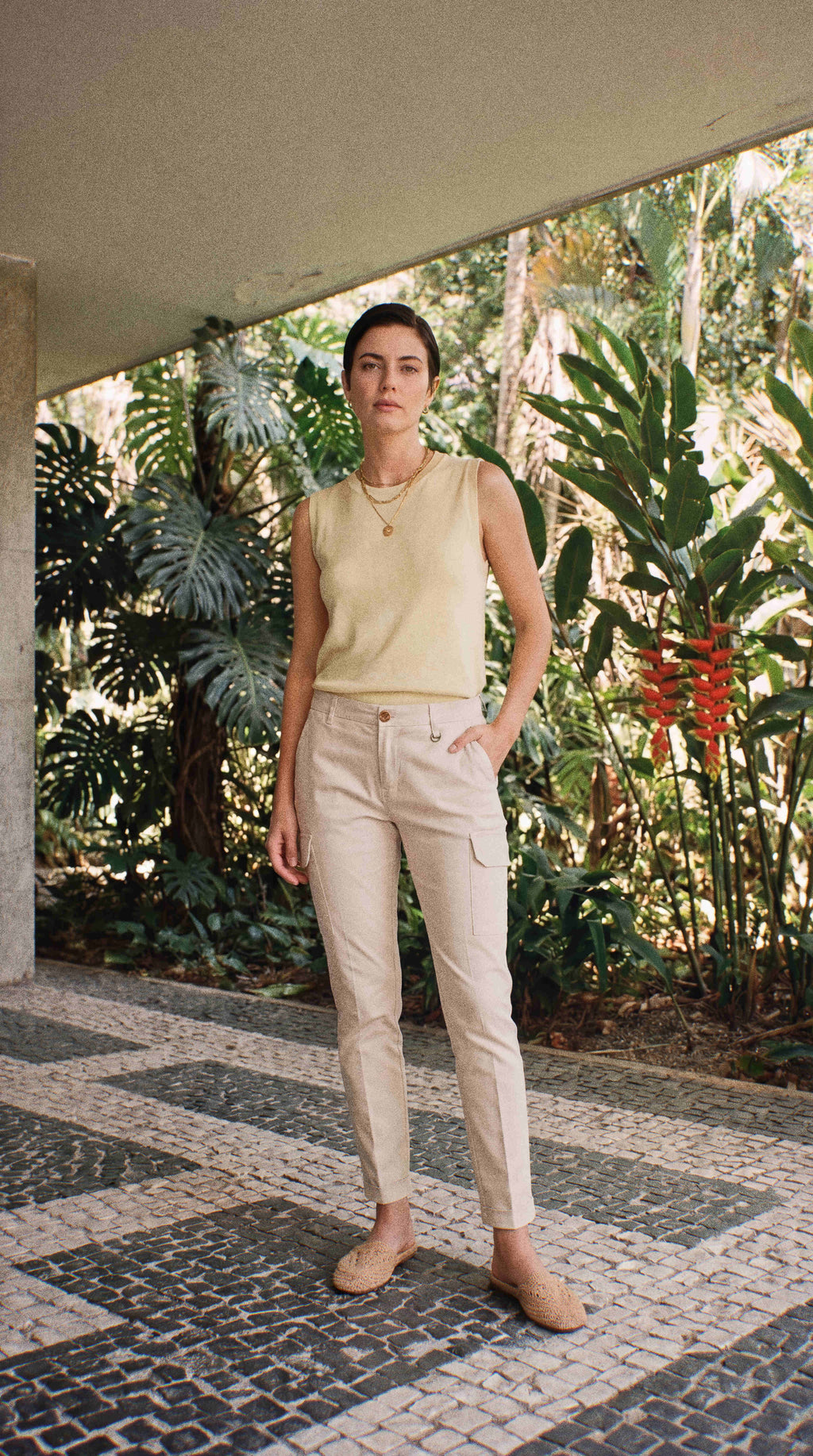 Pantalone cargo donna Chile City Mason's beige medio in gabardina stretch slim fit in look ambientato su modella SS26