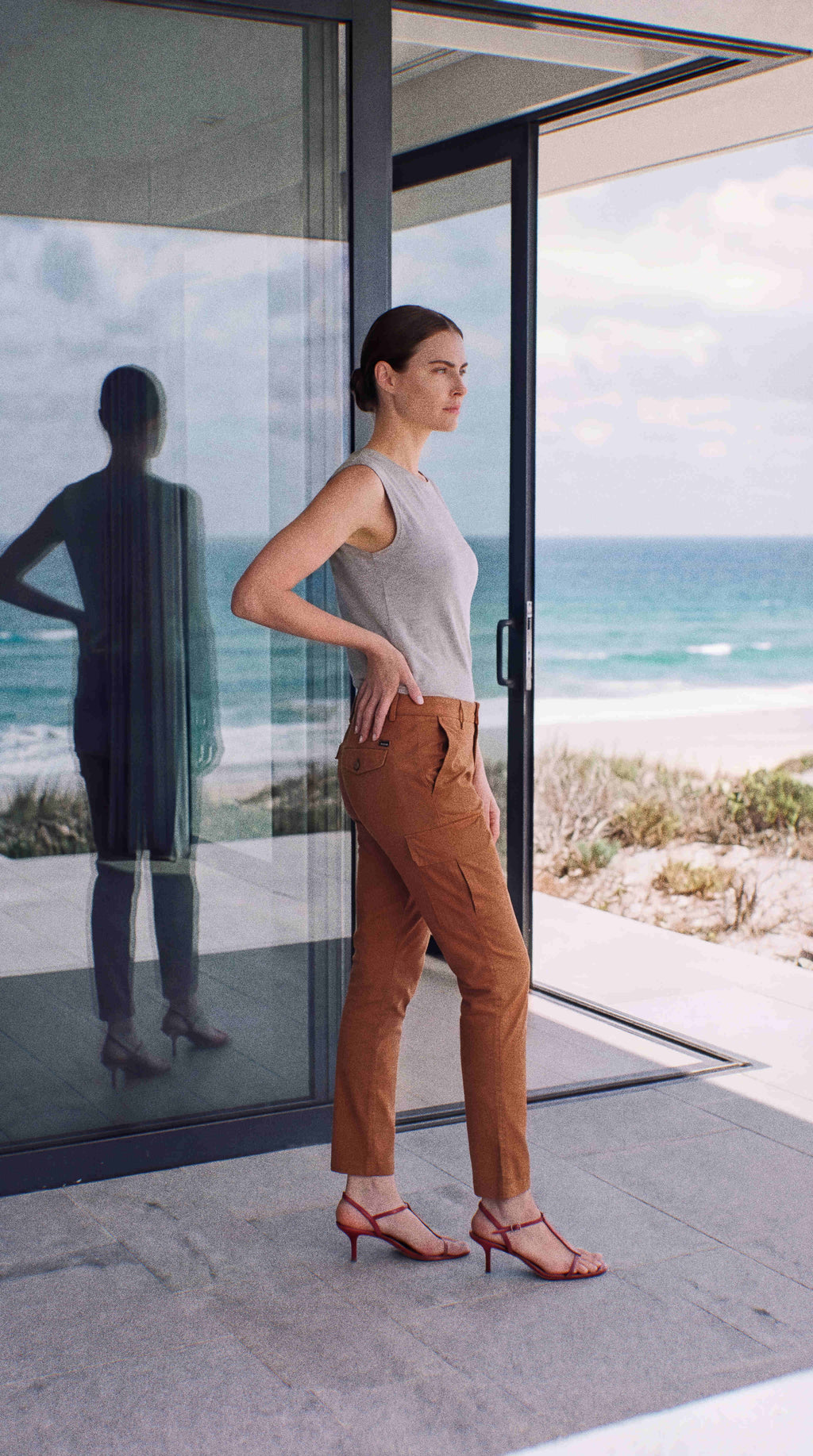 Pantalone cargo donna Chile City Mason's ruggine in gabardina stretch slim fit, vista frontale su modella SS26
