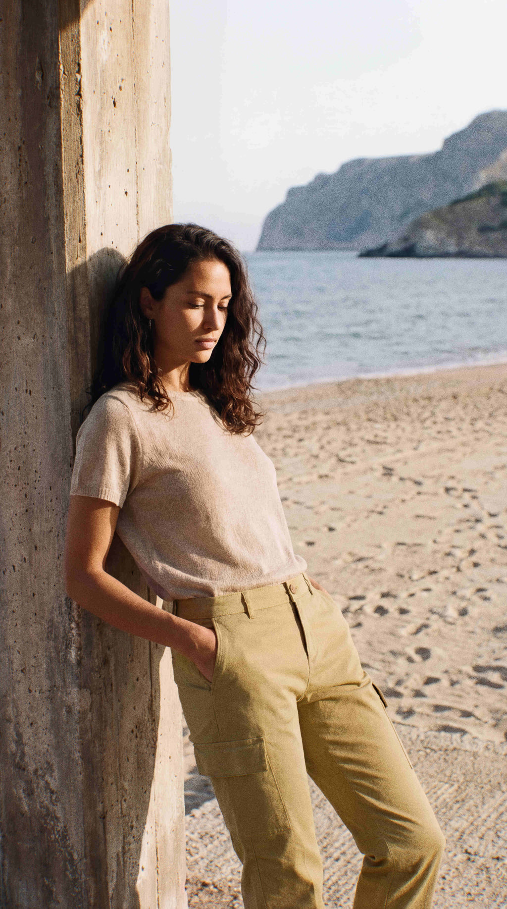 Pantalone cargo donna Chile City Mason's verde acido in gabardina stretch slim fit in look ambientato su modella SS26