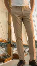 Pantalone chino uomo New York Mason's beige medio in gabardina stretch regular fit, vista frontale su modello SS26